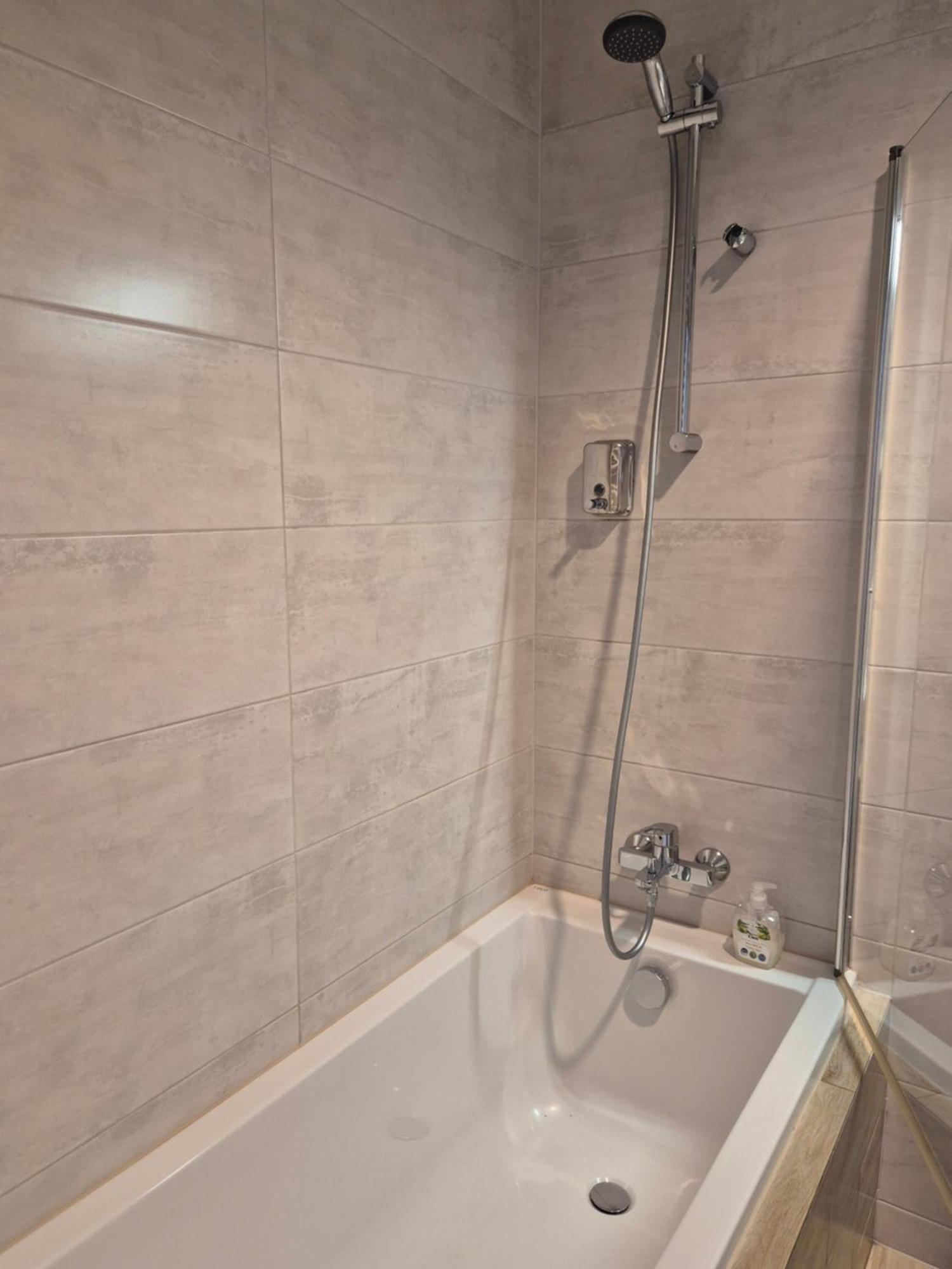 Apartament Wsrod 1000Cy Swiatel - Z Parkingiem W Hali Garazowej- Duzy Balkon Z Lezakami - Piekny Widok Noca Na Panorame Tysiaclecia Katowice Eksteriør bilde